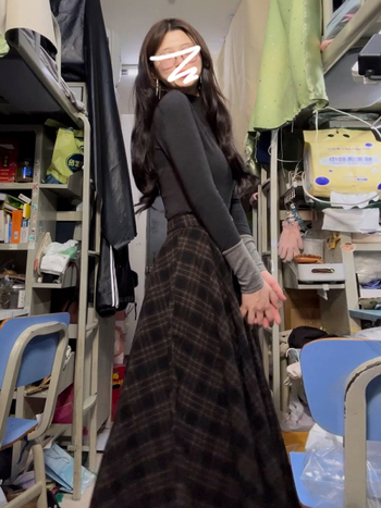 Kockasta suknja s visokim pasom, A-linija, srednje duljine, jesen 2025