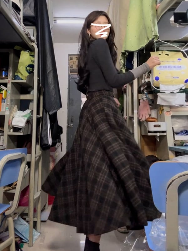 Kockasta suknja s visokim pasom, A-linija, srednje duljine, jesen 2025