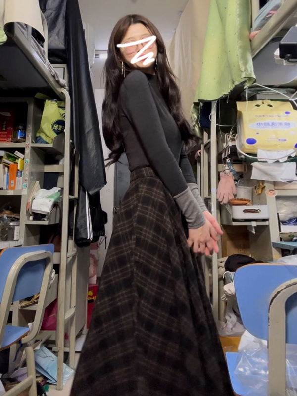 Kockasta suknja s visokim pasom, A-linija, srednje duljine, jesen 2025