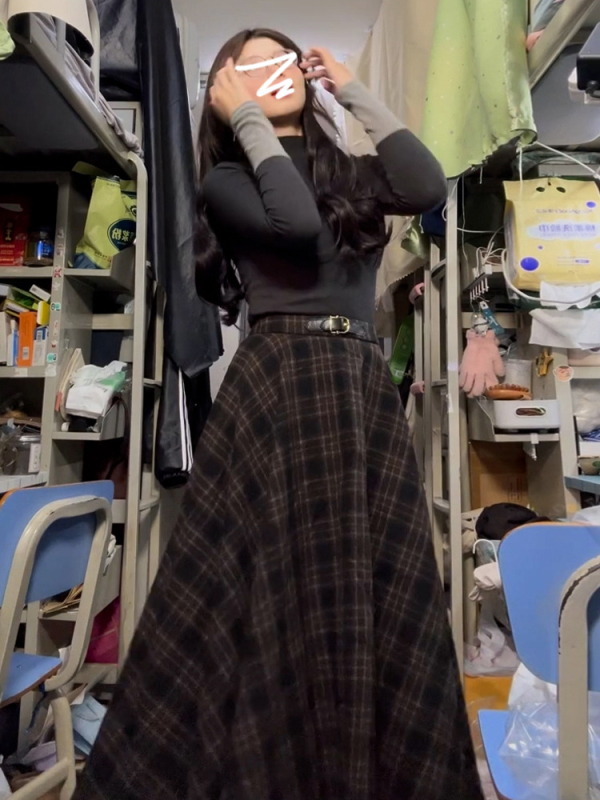 Kockasta suknja s visokim pasom, A-linija, srednje duljine, jesen 2025