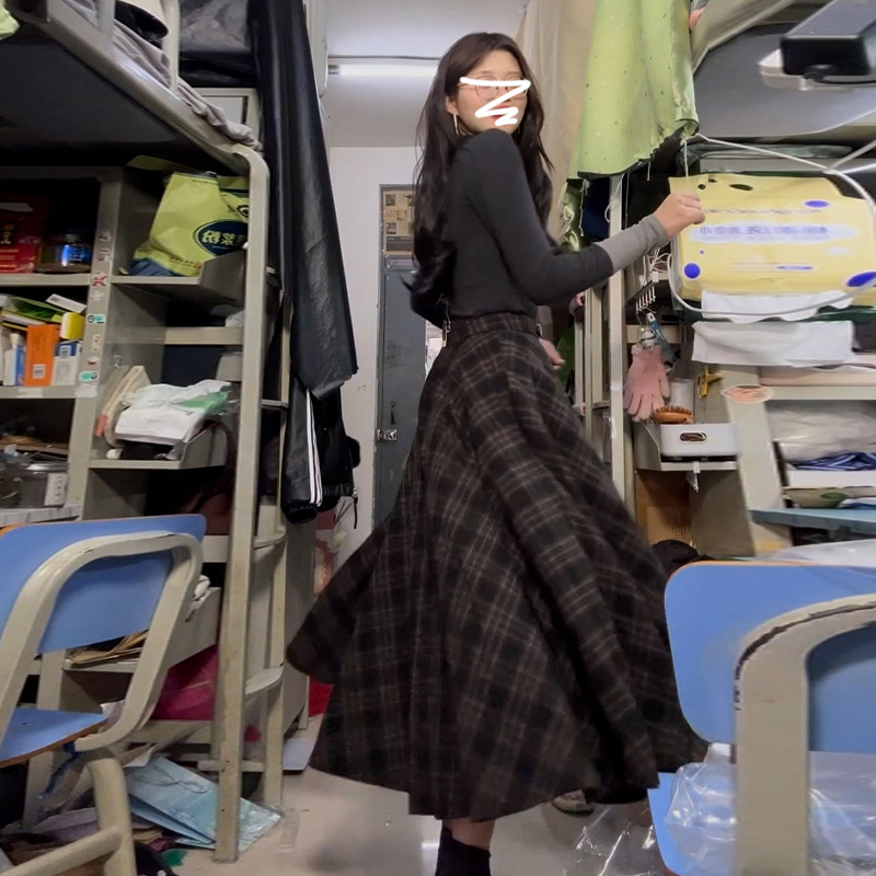 Kockasta suknja s visokim pasom, A-linija, srednje duljine, jesen 2025