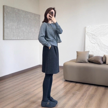 Suknja srednje dužine od vune Bud, trodimenzionalni kroj, mikroelastičnost, mješavina vune i poliestera, elegantan uredski stil