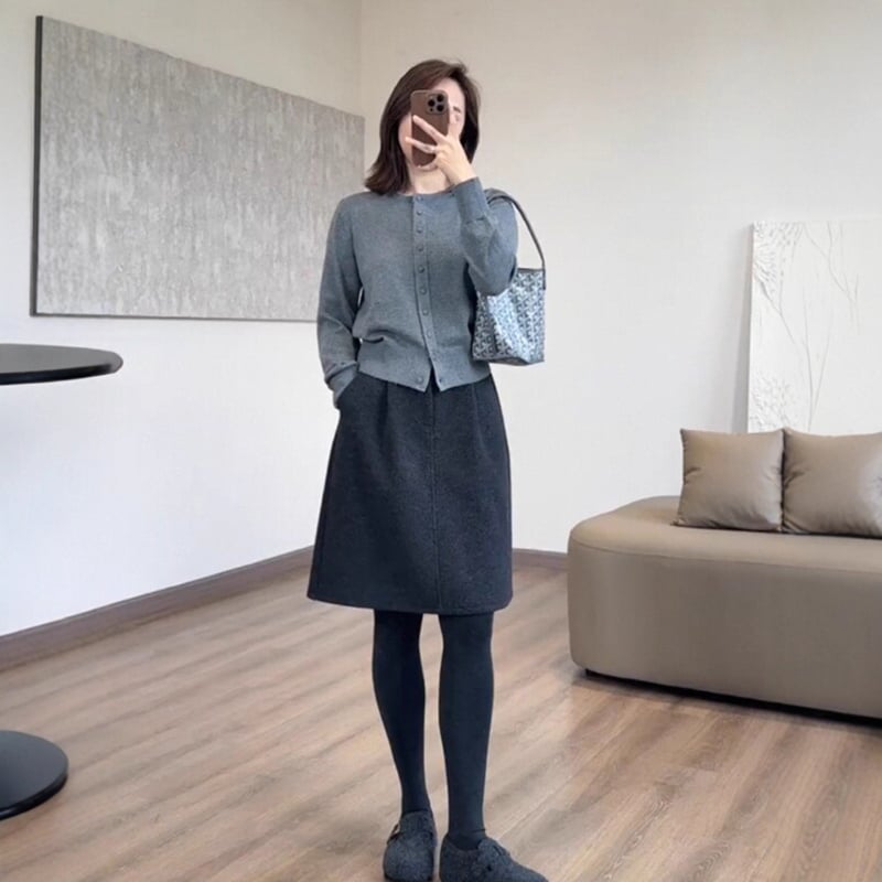 Suknja srednje dužine od vune Bud, trodimenzionalni kroj, mikroelastičnost, mješavina vune i poliestera, elegantan uredski stil