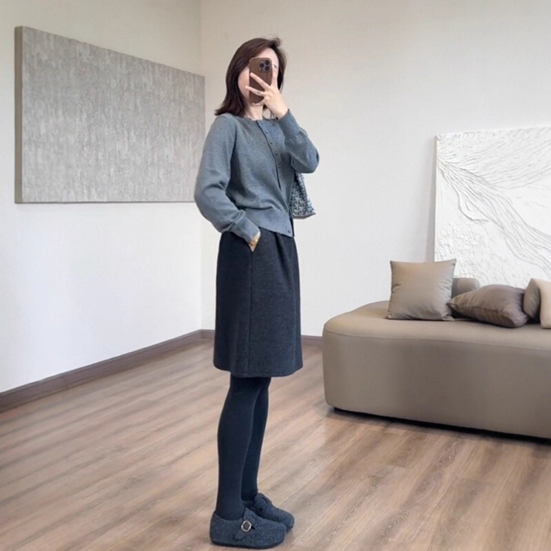 Suknja srednje dužine od vune Bud, trodimenzionalni kroj, mikroelastičnost, mješavina vune i poliestera, elegantan uredski stil