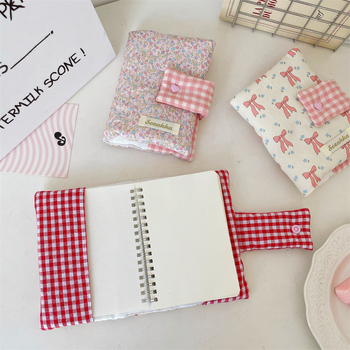 Kézzel készített textil könyvborító aranyos masnival — ajándékba készen, védőborító diákok számára