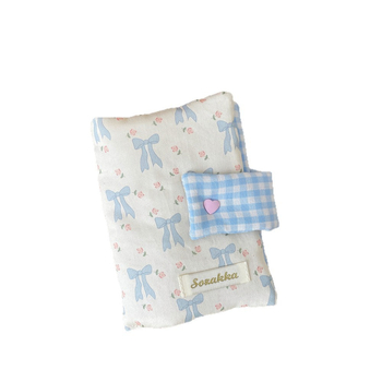 Kézzel készített textil könyvborító aranyos masnival — ajándékba készen, védőborító diákok számára