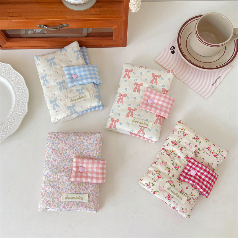 Kézzel készített textil könyvborító aranyos masnival — ajándékba készen, védőborító diákok számára