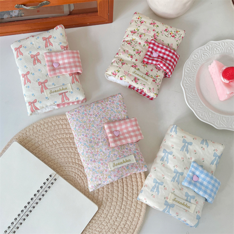 Kézzel készített textil könyvborító aranyos masnival — ajándékba készen, védőborító diákok számára