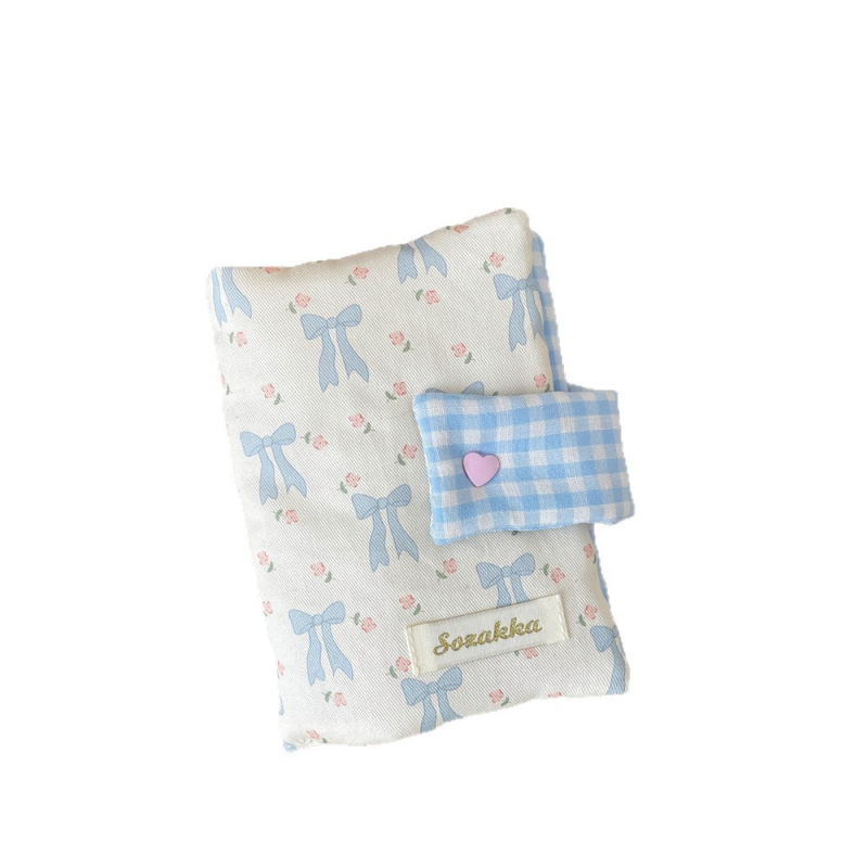 Kézzel készített textil könyvborító aranyos masnival — ajándékba készen, védőborító diákok számára