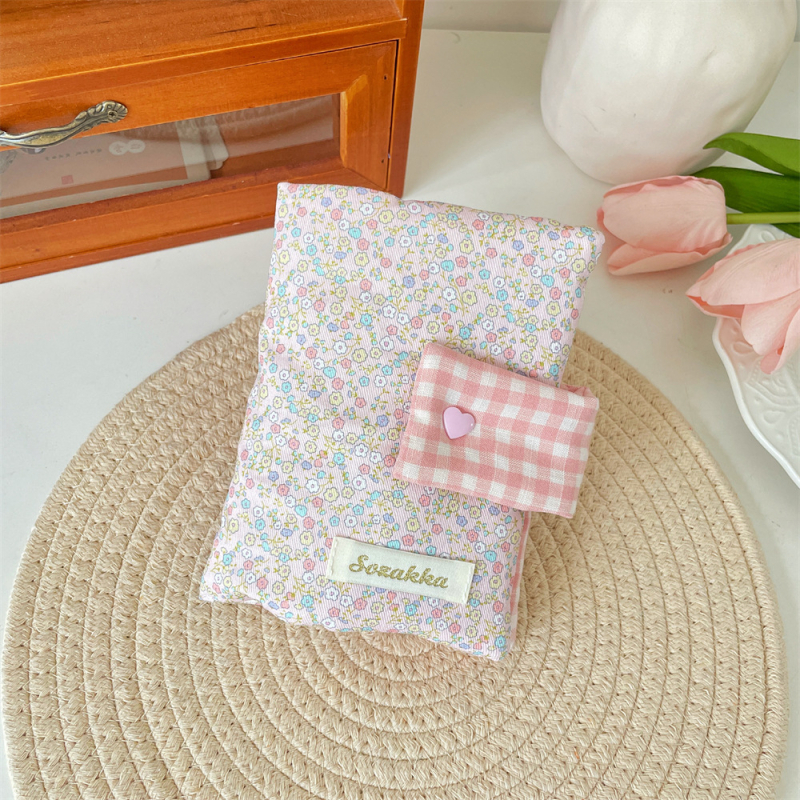 Kézzel készített textil könyvborító aranyos masnival — ajándékba készen, védőborító diákok számára