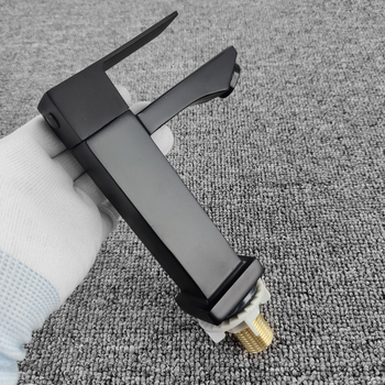 Slavina za umivaonik u kupaonici s ugradnjom u zid, materijal: cinkova legura, jezgro ventila od bakra, promjer sjedala 20 mm, promjer ulaza/izlaza 2 cm, nazivni tlak 1 MPa