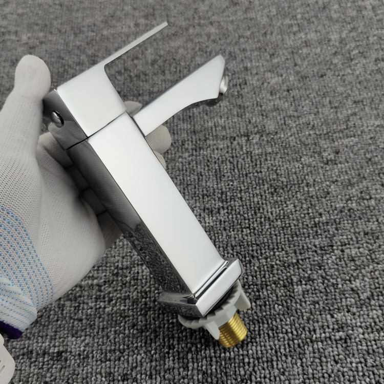 Slavina za umivaonik u kupaonici s ugradnjom u zid, materijal: cinkova legura, jezgro ventila od bakra, promjer sjedala 20 mm, promjer ulaza/izlaza 2 cm, nazivni tlak 1 MPa