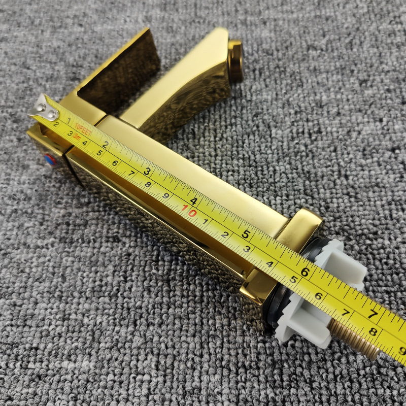 Slavina za umivaonik u kupaonici s ugradnjom u zid, materijal: cinkova legura, jezgro ventila od bakra, promjer sjedala 20 mm, promjer ulaza/izlaza 2 cm, nazivni tlak 1 MPa