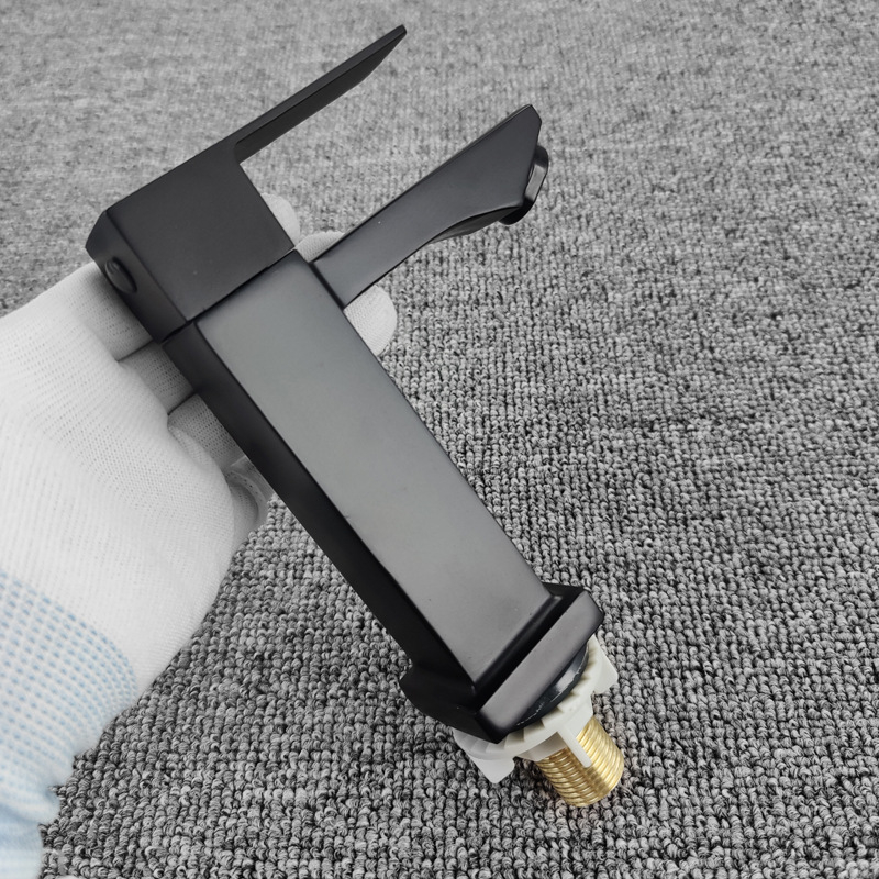 Slavina za umivaonik u kupaonici s ugradnjom u zid, materijal: cinkova legura, jezgro ventila od bakra, promjer sjedala 20 mm, promjer ulaza/izlaza 2 cm, nazivni tlak 1 MPa