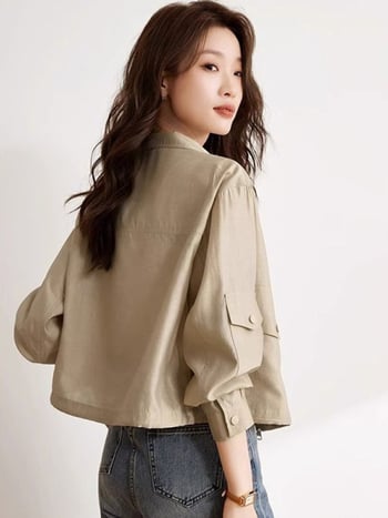 Полиестерово работно яке с свободна кройка, къса дължина, дълги ръкави, яка с лафел и преден цип