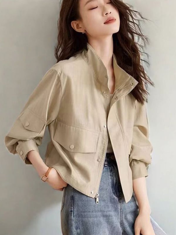 Полиестерово работно яке с свободна кройка, къса дължина, дълги ръкави, яка с лафел и преден цип