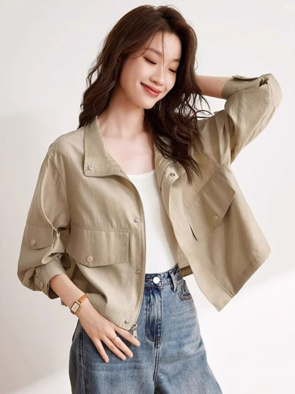 Полиестерово работно яке с свободна кройка, къса дължина, дълги ръкави, яка с лафел и преден цип