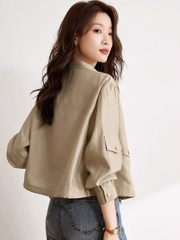 Полиестерово работно яке с свободна кройка, къса дължина, дълги ръкави, яка с лафел и преден цип