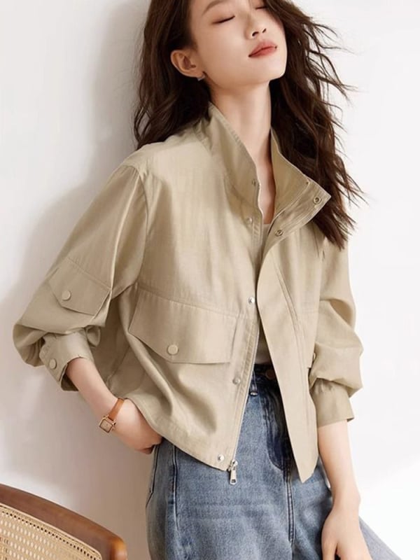 Полиестерово работно яке с свободна кройка, къса дължина, дълги ръкави, яка с лафел и преден цип