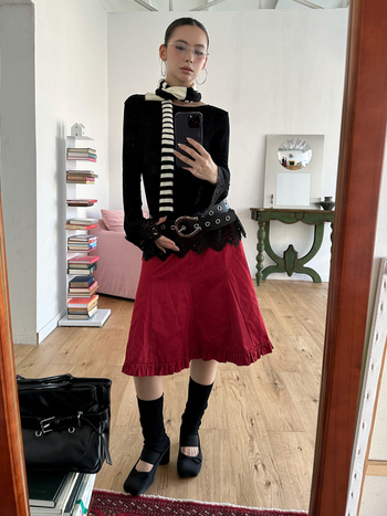 Средно дълга пола с плисиран фиштейл ръб, уличен стил, полиестер-еластан, микроеластичност, есен 2025