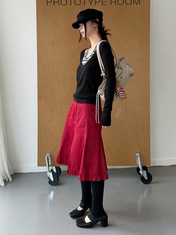 Средно дълга пола с плисиран фиштейл ръб, уличен стил, полиестер-еластан, микроеластичност, есен 2025