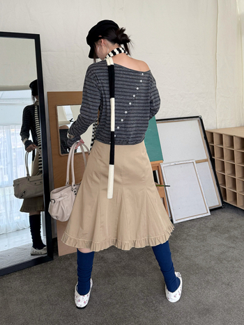 Средно дълга пола с плисиран фиштейл ръб, уличен стил, полиестер-еластан, микроеластичност, есен 2025