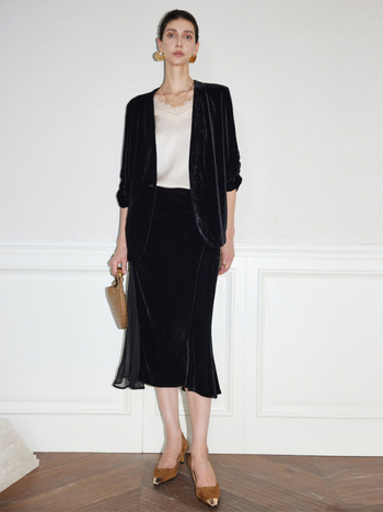 Baršunasta suknja u silueti sirene, midi dužine, jednobojna, elegantan uredski stil
