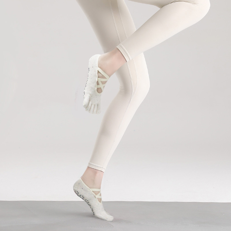 Петопръстни чорапи за йога, антихлъзгаща повърхност, разделяне на пръстите, дишащ памук, абсорбиращи потта, полка-точков 3D модел