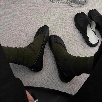 Таби чорапи с разделени пръсти, средна височина на тръбата, памук 80–90%, вертикални ивици върху едноцветен фон, антиплъзгане и попиване на пот