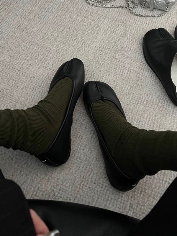 Таби чорапи с разделени пръсти, средна височина на тръбата, памук 80–90%, вертикални ивици върху едноцветен фон, антиплъзгане и попиване на пот