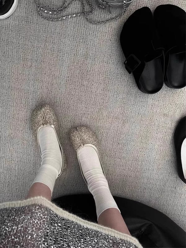 Таби чорапи с разделени пръсти, средна височина на тръбата, памук 80–90%, вертикални ивици върху едноцветен фон, антиплъзгане и попиване на пот