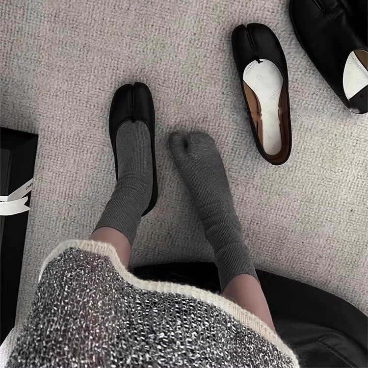 Таби чорапи с разделени пръсти, средна височина на тръбата, памук 80–90%, вертикални ивици върху едноцветен фон, антиплъзгане и попиване на пот