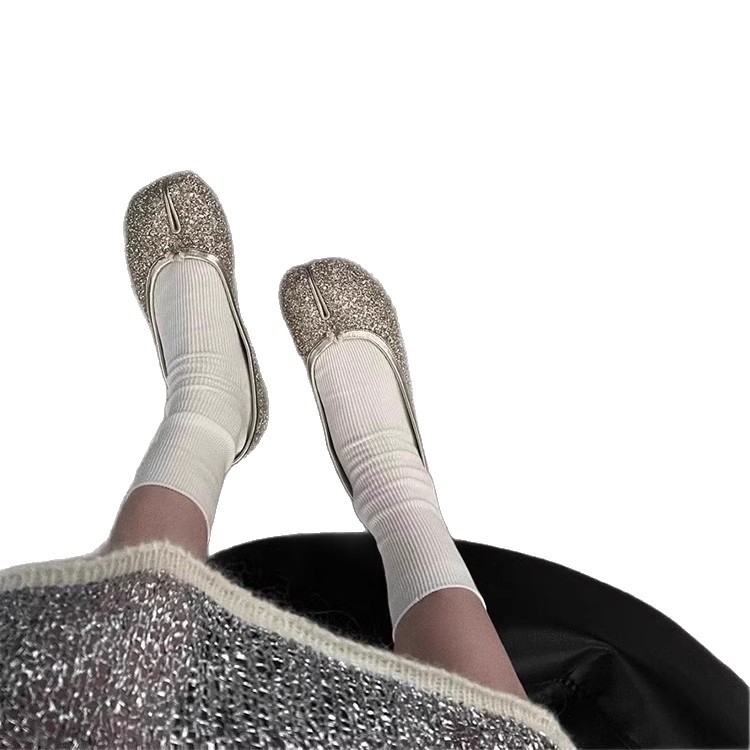 Таби чорапи с разделени пръсти, средна височина на тръбата, памук 80–90%, вертикални ивици върху едноцветен фон, антиплъзгане и попиване на пот