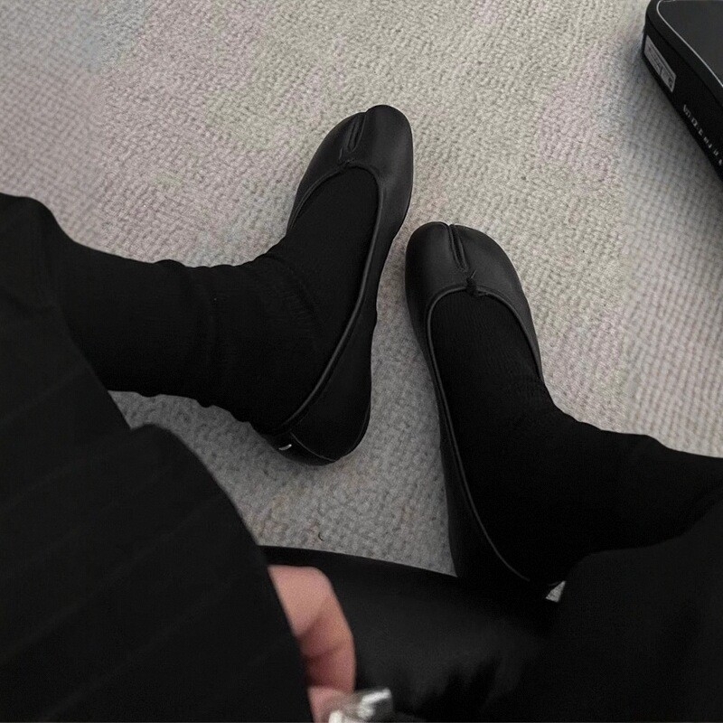 Таби чорапи с разделени пръсти, средна височина на тръбата, памук 80–90%, вертикални ивици върху едноцветен фон, антиплъзгане и попиване на пот