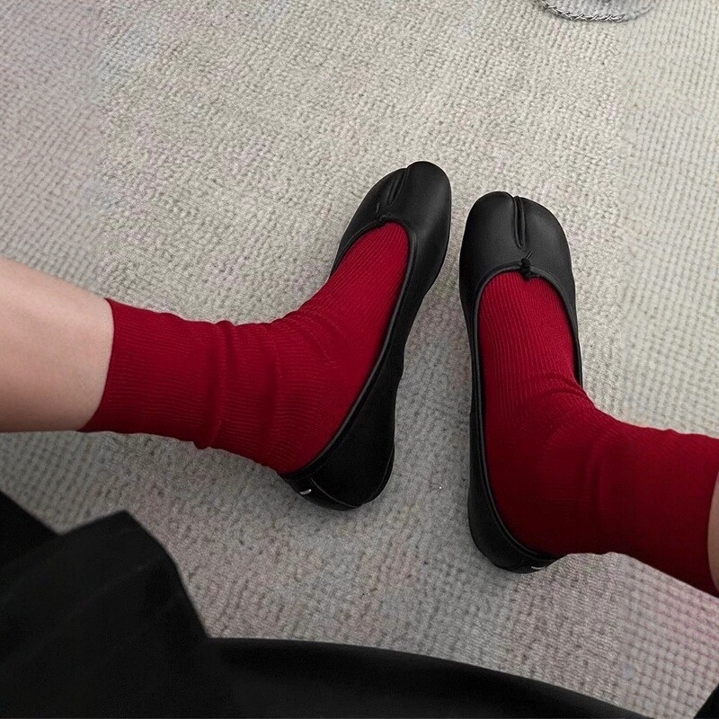 Таби чорапи с разделени пръсти, средна височина на тръбата, памук 80–90%, вертикални ивици върху едноцветен фон, антиплъзгане и попиване на пот