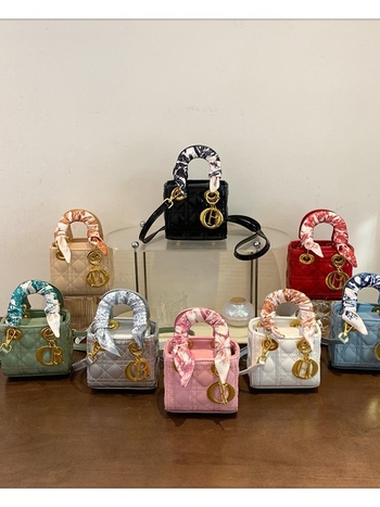 Ženska torba od PU kože, vertikalni kvadratni oblik, zatvaranje tipa klapke, unutarnji džep sa zipom, podstava poliester (PU koža; vertikalni kvadratni oblik; zatvaranje tipa klapke; unutarnji džep sa zipom; podstava poliester)