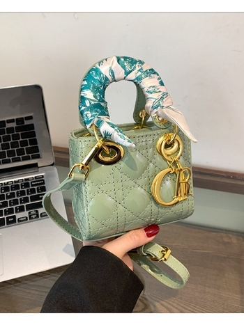 Ženska torba od PU kože, vertikalni kvadratni oblik, zatvaranje tipa klapke, unutarnji džep sa zipom, podstava poliester (PU koža; vertikalni kvadratni oblik; zatvaranje tipa klapke; unutarnji džep sa zipom; podstava poliester)