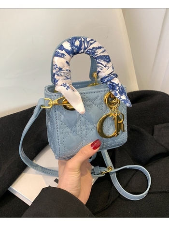 Ženska torba od PU kože, vertikalni kvadratni oblik, zatvaranje tipa klapke, unutarnji džep sa zipom, podstava poliester (PU koža; vertikalni kvadratni oblik; zatvaranje tipa klapke; unutarnji džep sa zipom; podstava poliester)