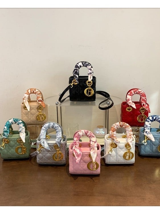 Ženska torba od PU kože, vertikalni kvadratni oblik, zatvaranje tipa klapke, unutarnji džep sa zipom, podstava poliester (PU koža; vertikalni kvadratni oblik; zatvaranje tipa klapke; unutarnji džep sa zipom; podstava poliester)