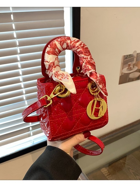 Ženska torba od PU kože, vertikalni kvadratni oblik, zatvaranje tipa klapke, unutarnji džep sa zipom, podstava poliester (PU koža; vertikalni kvadratni oblik; zatvaranje tipa klapke; unutarnji džep sa zipom; podstava poliester)