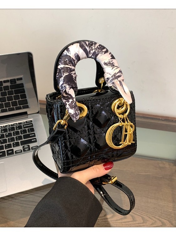 Ženska torba od PU kože, vertikalni kvadratni oblik, zatvaranje tipa klapke, unutarnji džep sa zipom, podstava poliester (PU koža; vertikalni kvadratni oblik; zatvaranje tipa klapke; unutarnji džep sa zipom; podstava poliester)