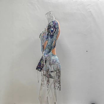 Едночастово боди с блестящи ресни и прорези, дълъг ръкав за нощен клуб и сценични изпълнения — евроамерикански уличен стил, материя: спандекс до 30%, полиестер 70–80%.