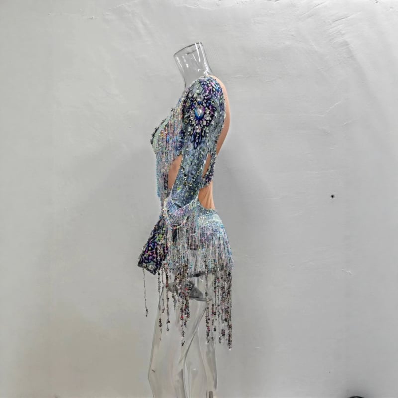 Едночастово боди с блестящи ресни и прорези, дълъг ръкав за нощен клуб и сценични изпълнения — евроамерикански уличен стил, материя: спандекс до 30%, полиестер 70–80%.