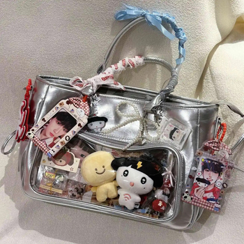 PU anyagú tote táska, horizontális négyzetes forma, zipzáras nyitás, belső cipzáras zseb, egy vállpánt, utcai stílus