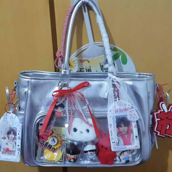 PU anyagú tote táska, horizontális négyzetes forma, zipzáras nyitás, belső cipzáras zseb, egy vállpánt, utcai stílus