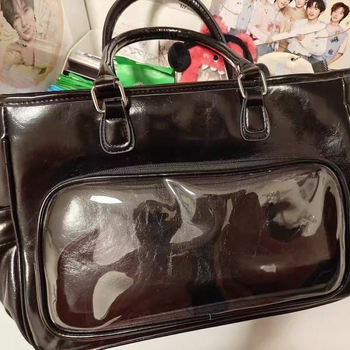 PU anyagú tote táska, horizontális négyzetes forma, zipzáras nyitás, belső cipzáras zseb, egy vállpánt, utcai stílus