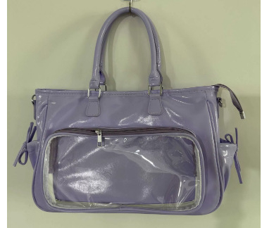 PU anyagú tote táska, horizontális négyzetes forma, zipzáras nyitás, belső cipzáras zseb, egy vállpánt, utcai stílus