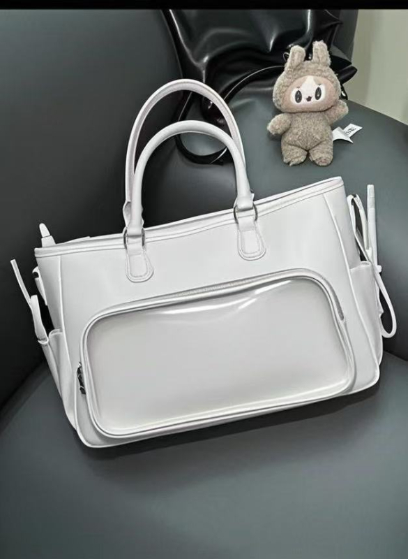 PU anyagú tote táska, horizontális négyzetes forma, zipzáras nyitás, belső cipzáras zseb, egy vállpánt, utcai stílus