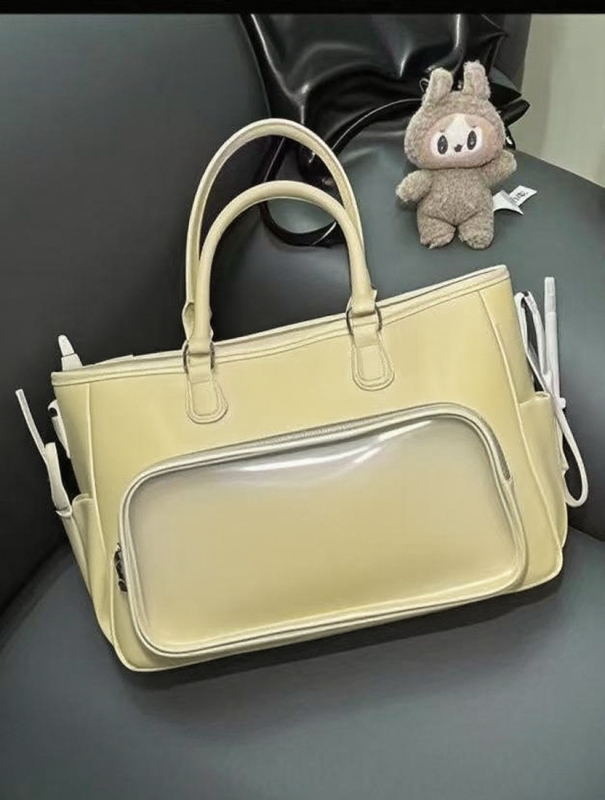 PU anyagú tote táska, horizontális négyzetes forma, zipzáras nyitás, belső cipzáras zseb, egy vállpánt, utcai stílus