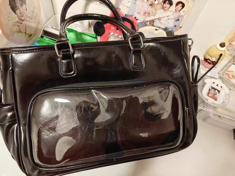 PU anyagú tote táska, horizontális négyzetes forma, zipzáras nyitás, belső cipzáras zseb, egy vállpánt, utcai stílus